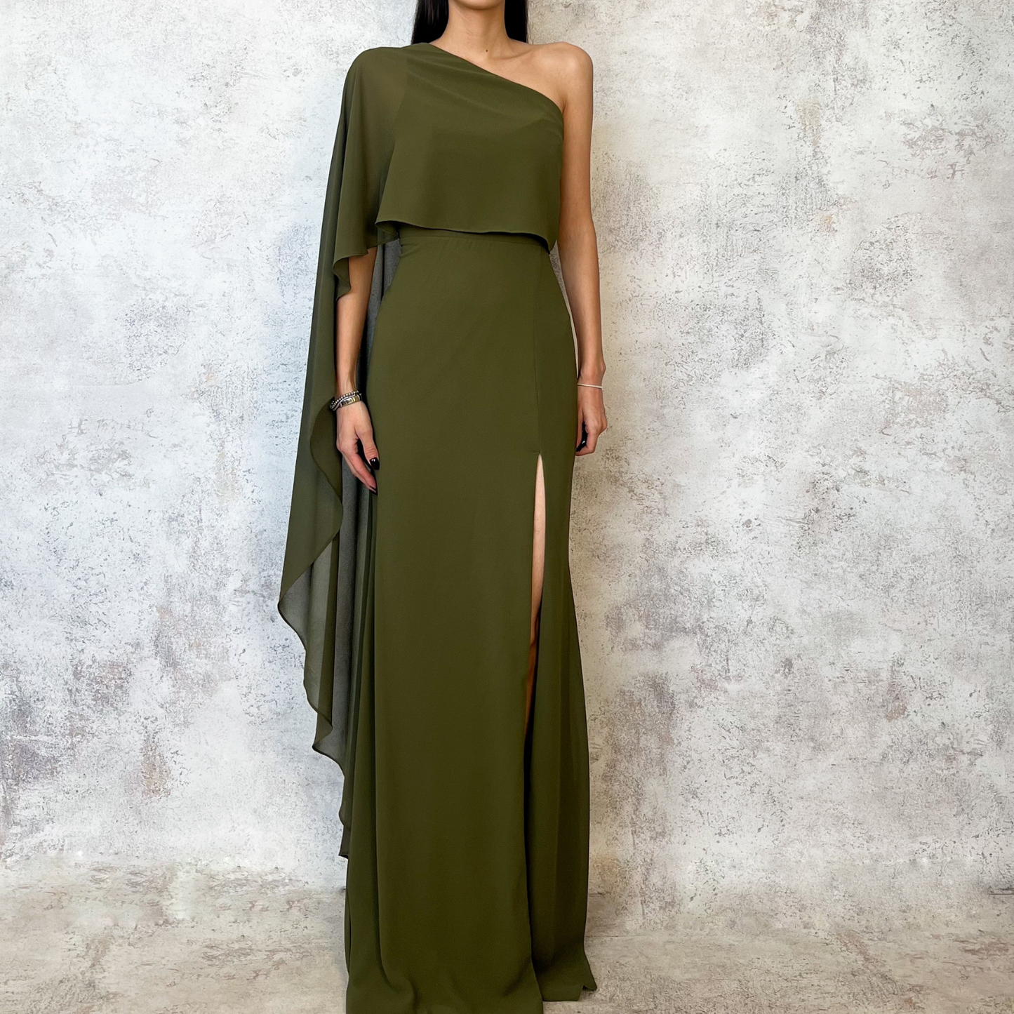 Vestido largo verde olivo de capa
