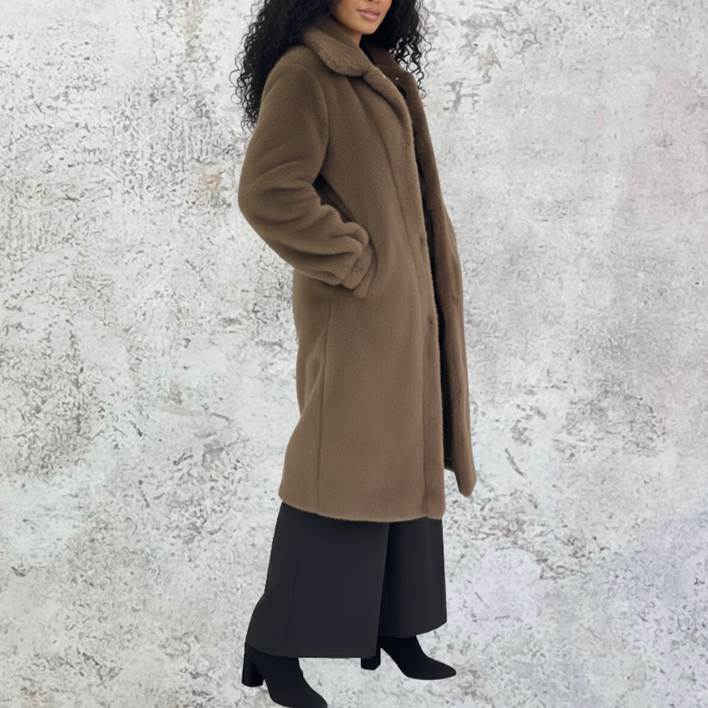 Abrigo largo en color taupe piel sintetica