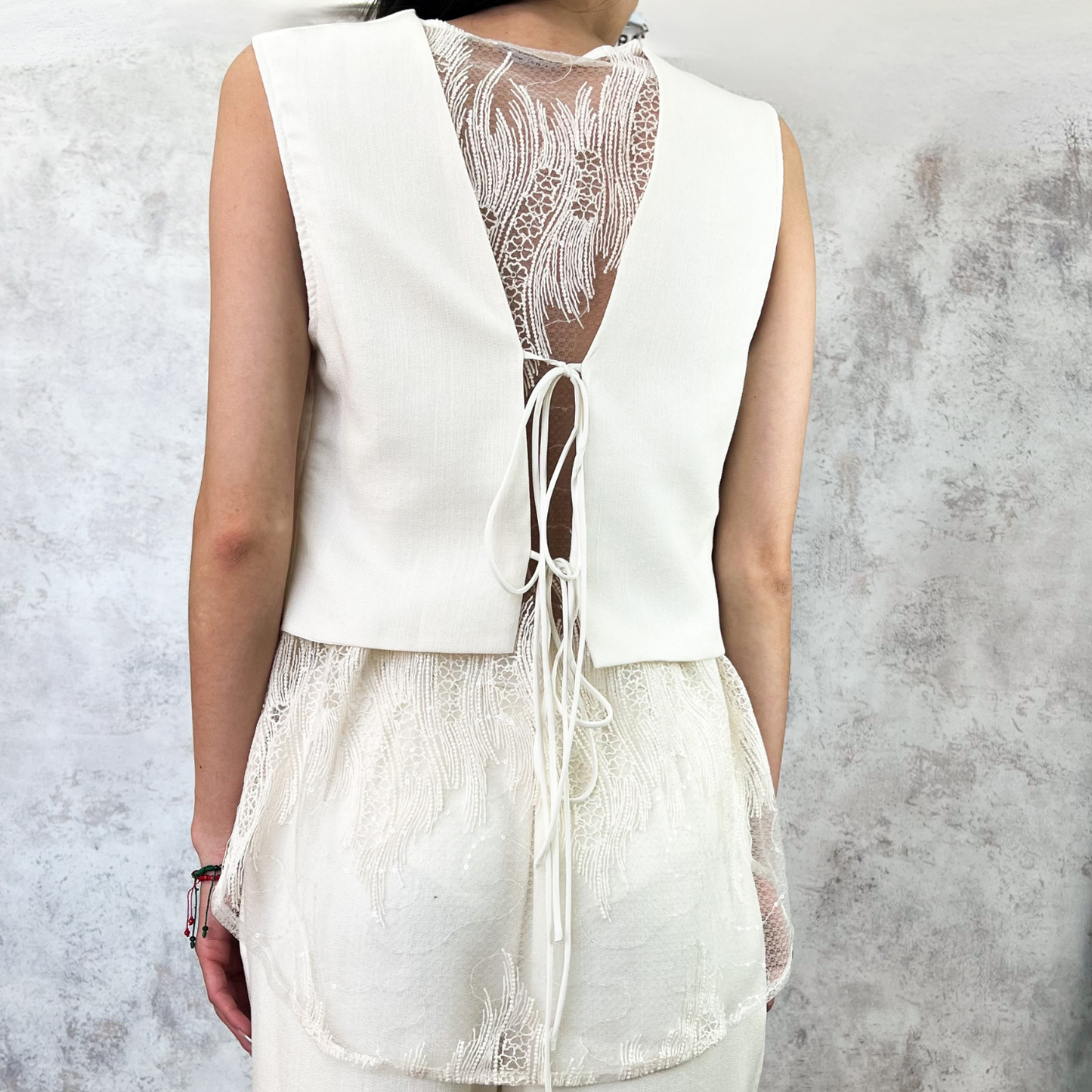 Conjunto chaleco y pantalón encaje beige