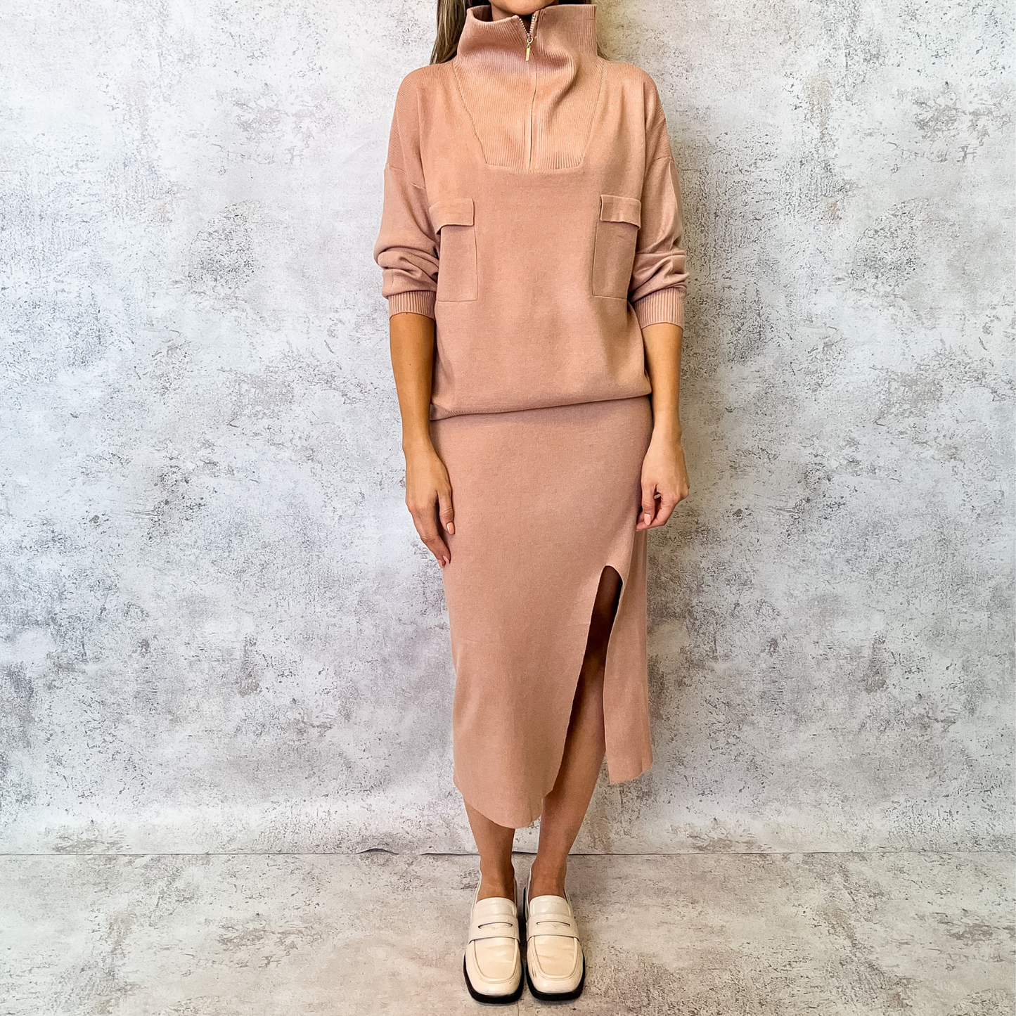 Set tejido cuello alto beige.
