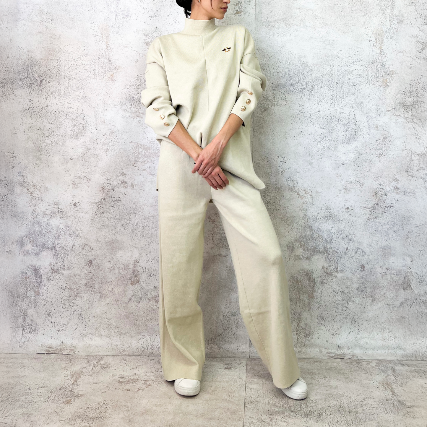 Conjunto de punto color beige con botones dorados