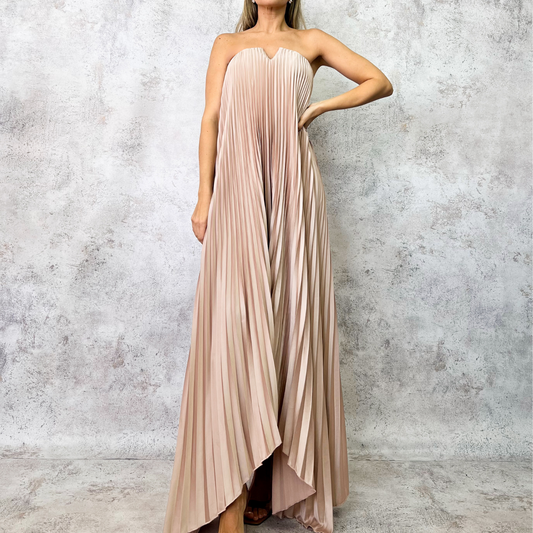 Vestido largo tableado champagne strapless.