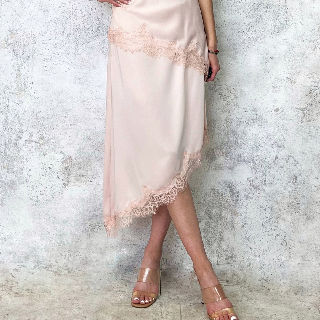 Falda satinada con encaje rosa