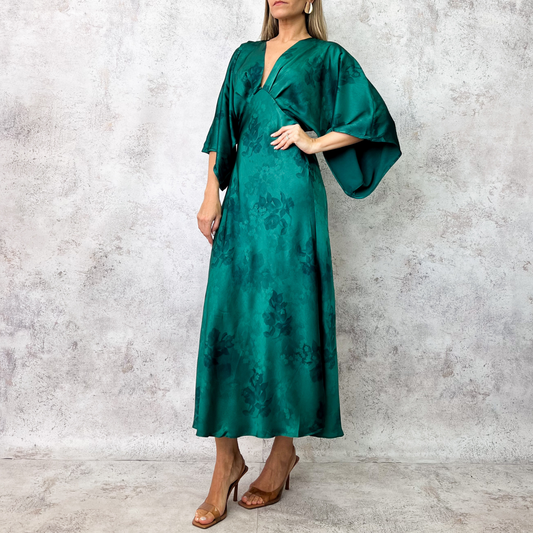 Vestido midi satinado verde con mangas mariposa