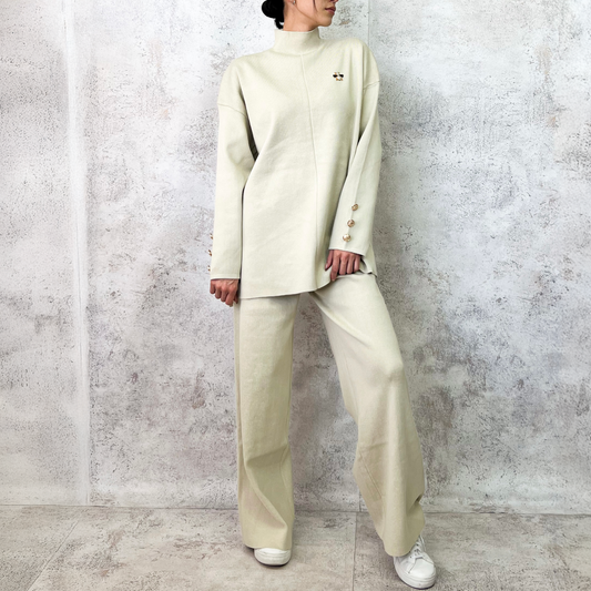 Conjunto de punto color beige con botones dorados