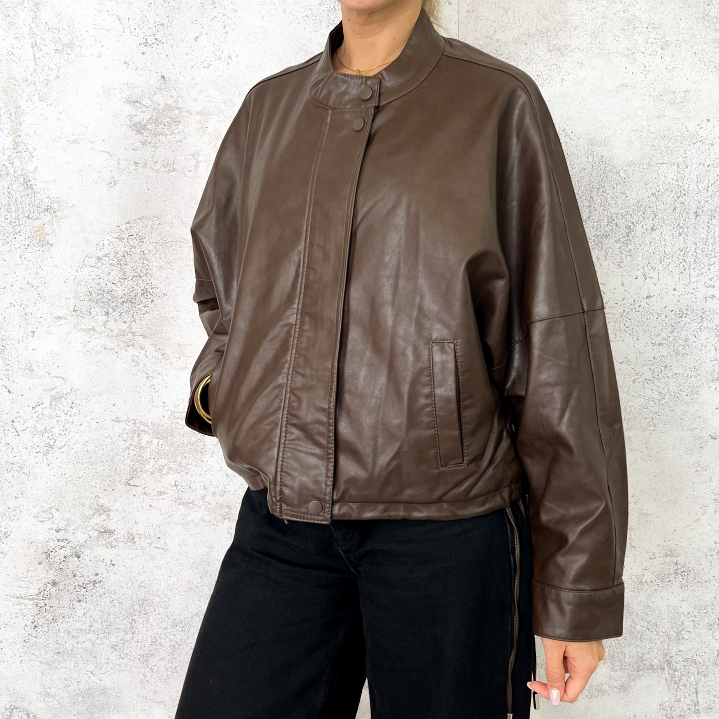 Chamarra efecto piel chocolate