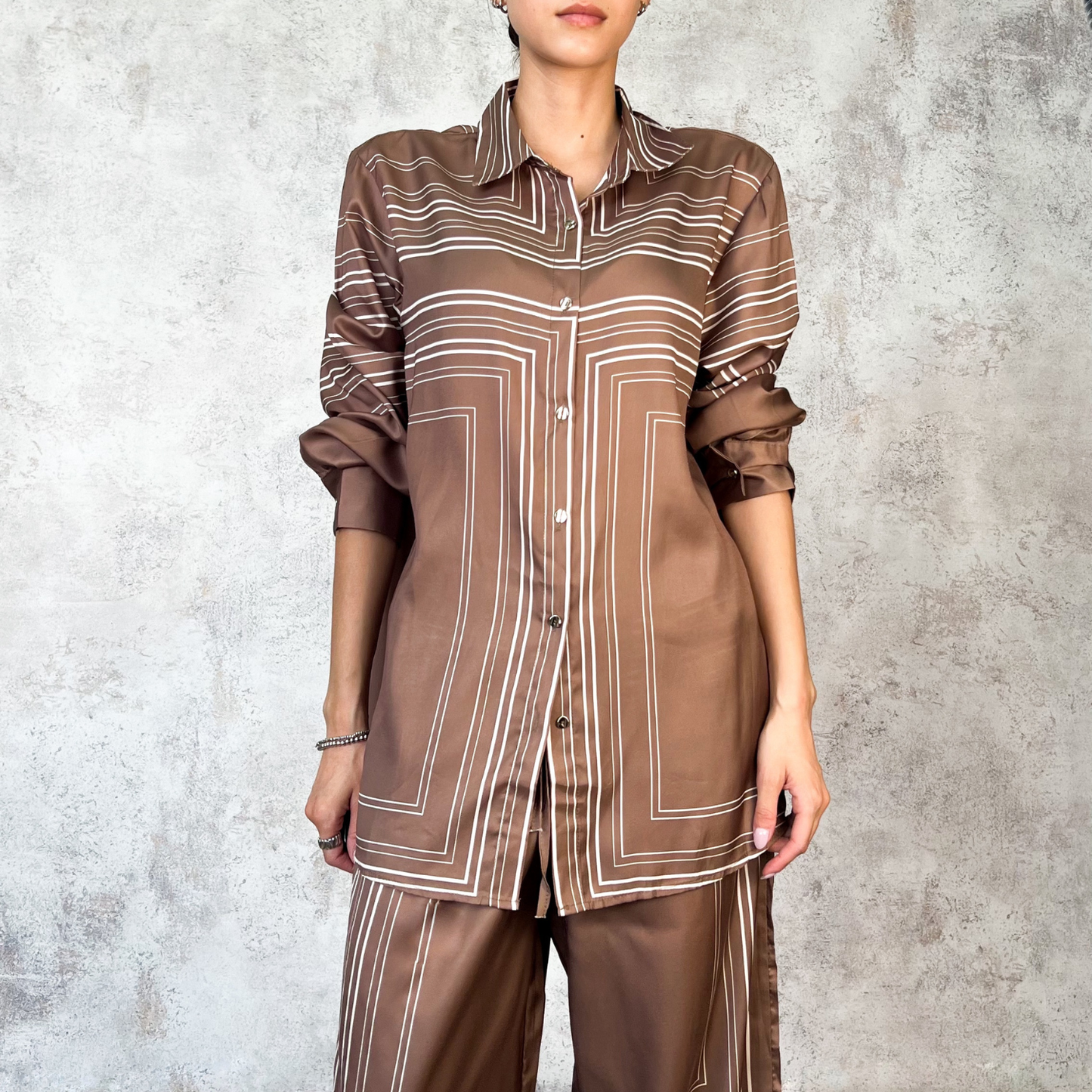 Conjunto cafe con rayas beige