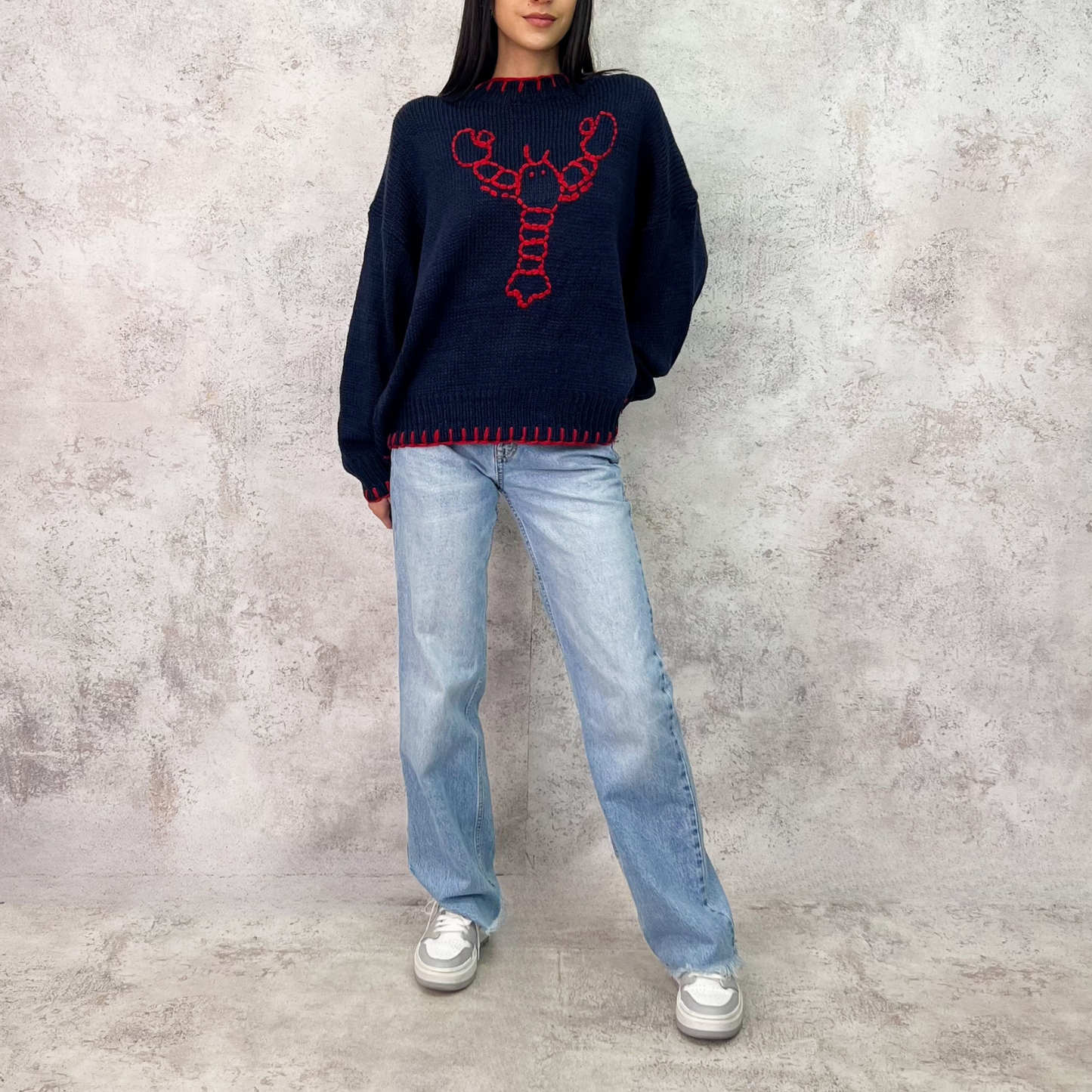 Suéter azul marino langosta roja