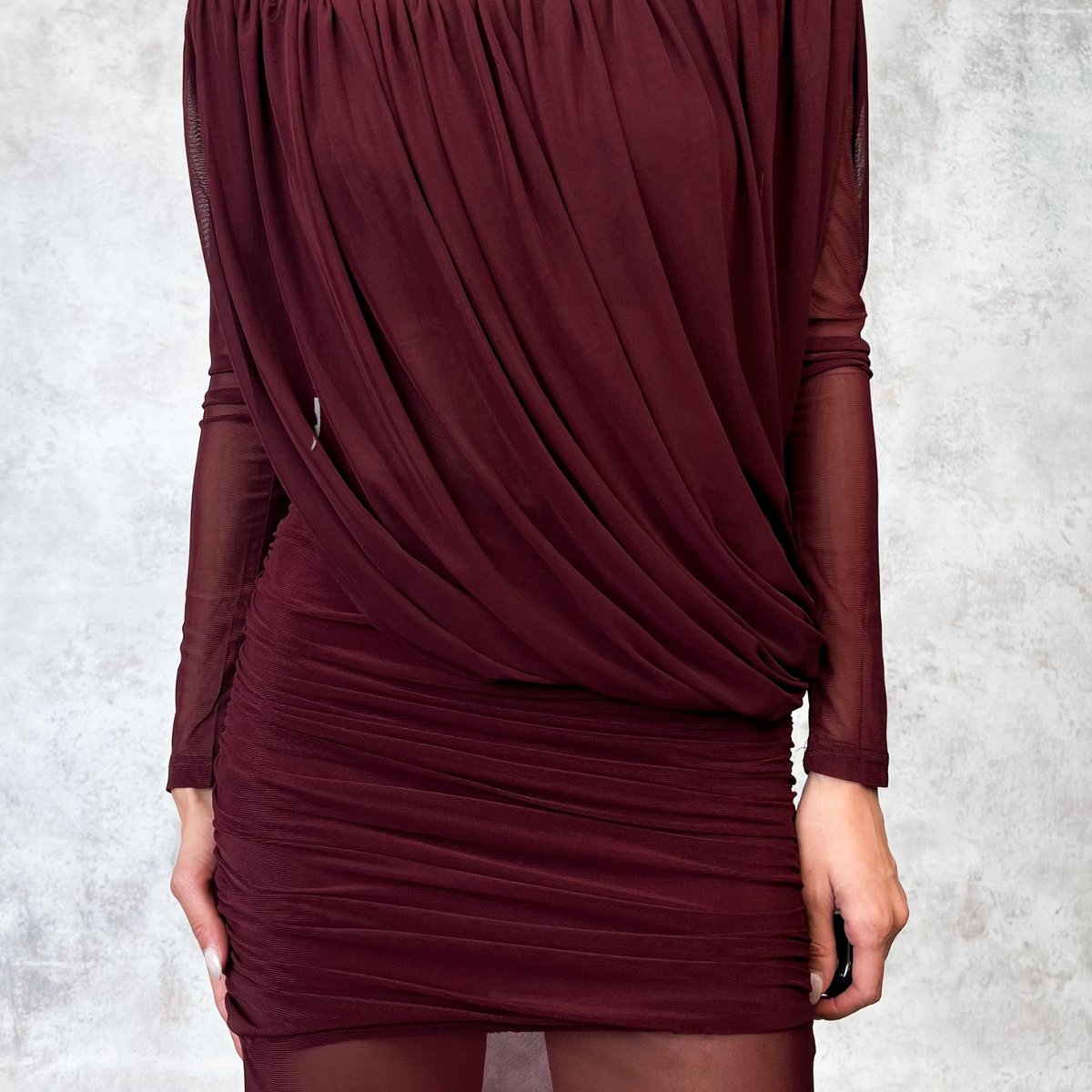 Vestido midi asimetrico de mesh vino