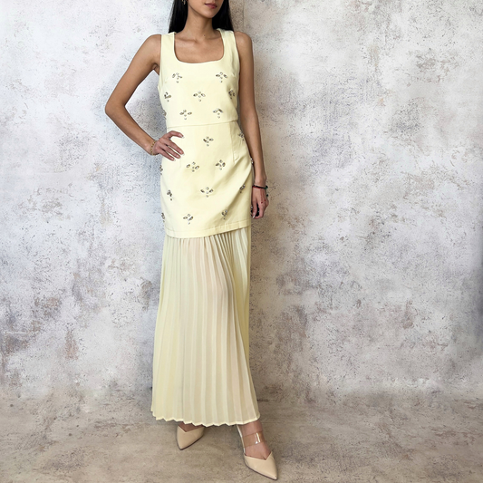 Vestido midi falda plisada aplicación pedrería amarillo