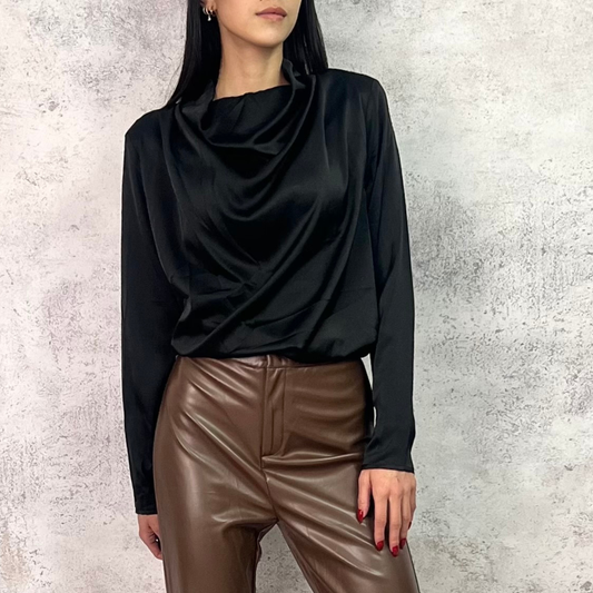 Blusa de cuello alto satinada