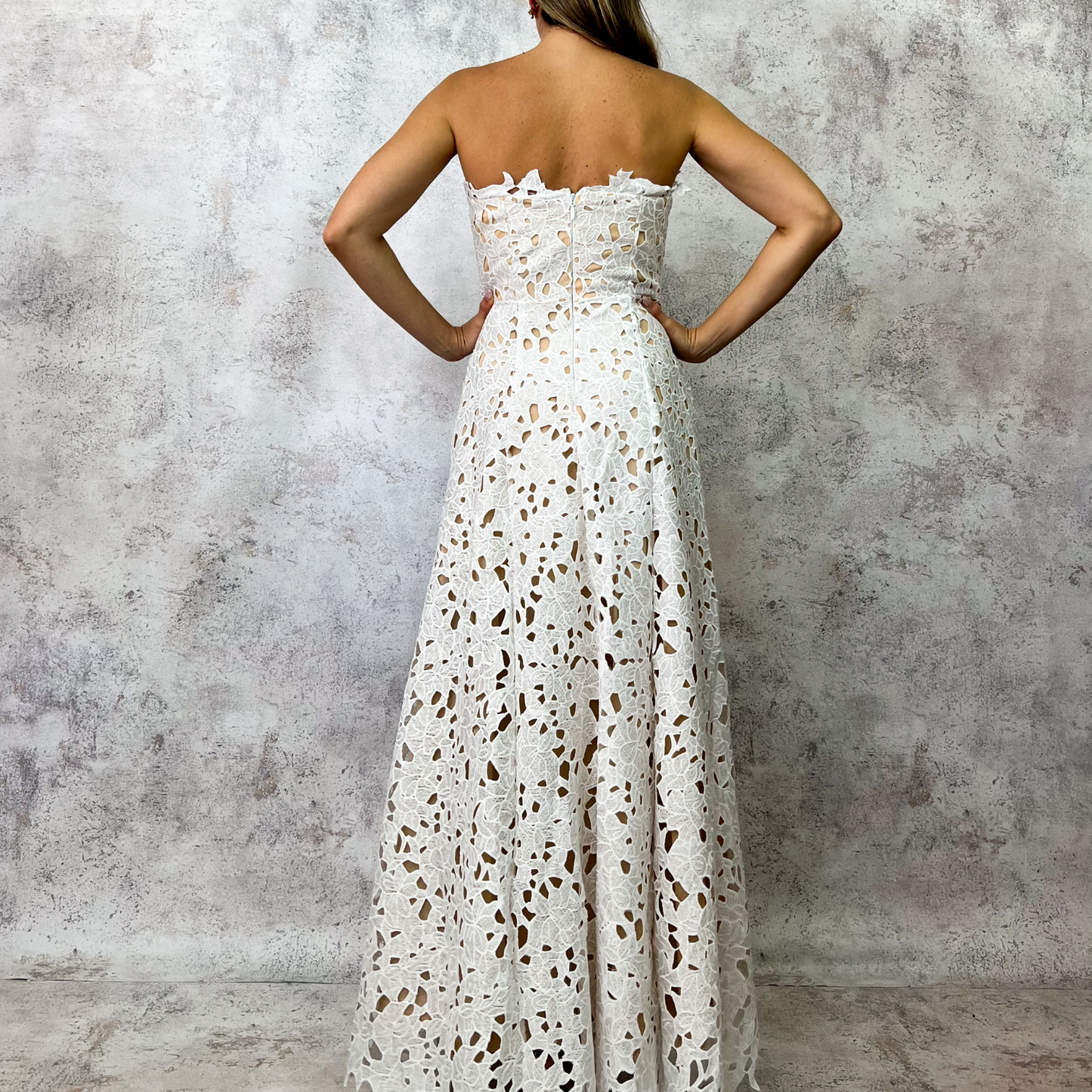 Vestido midi blanco de guipiur floral con tirantes finos.