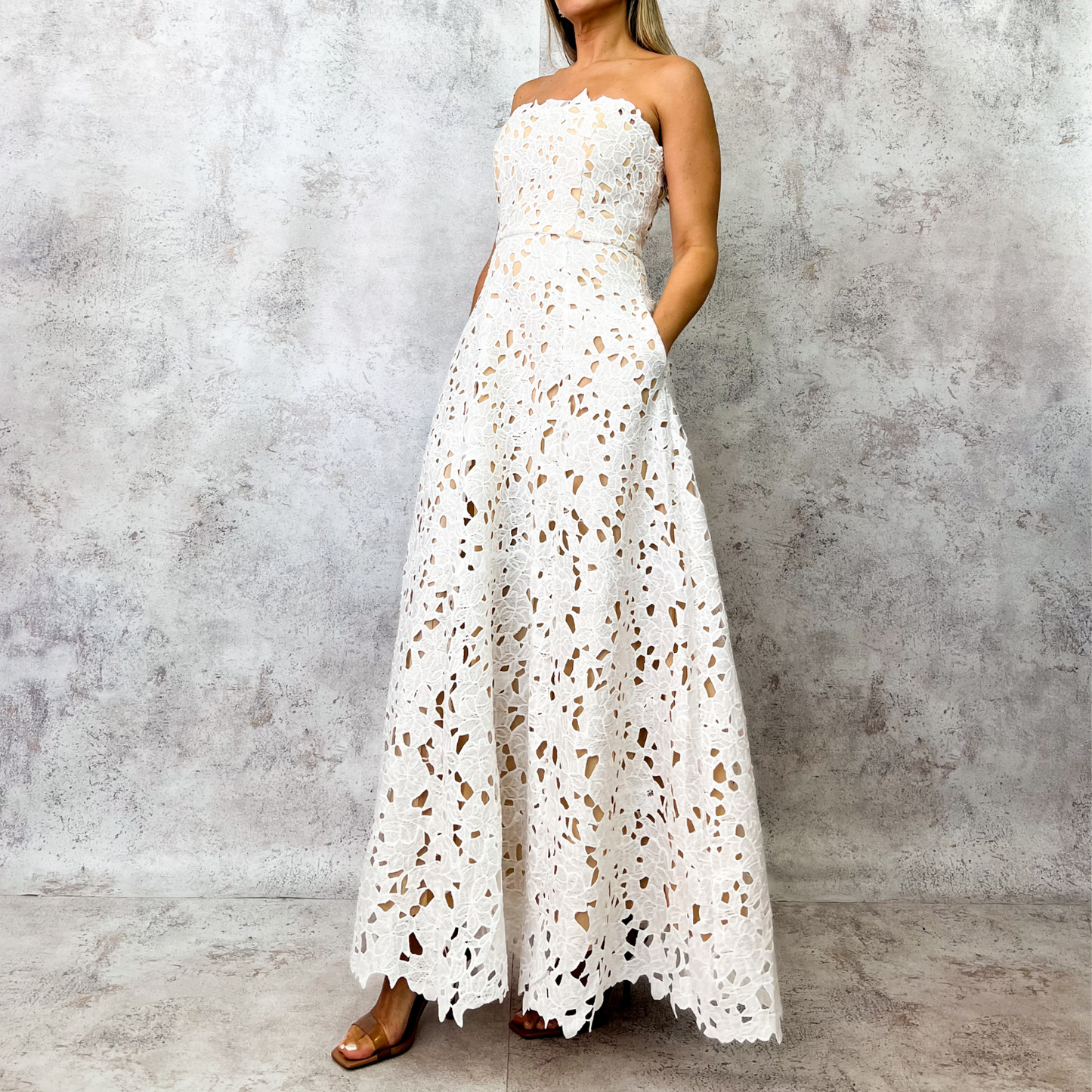 Vestido midi blanco de guipiur floral con tirantes finos.