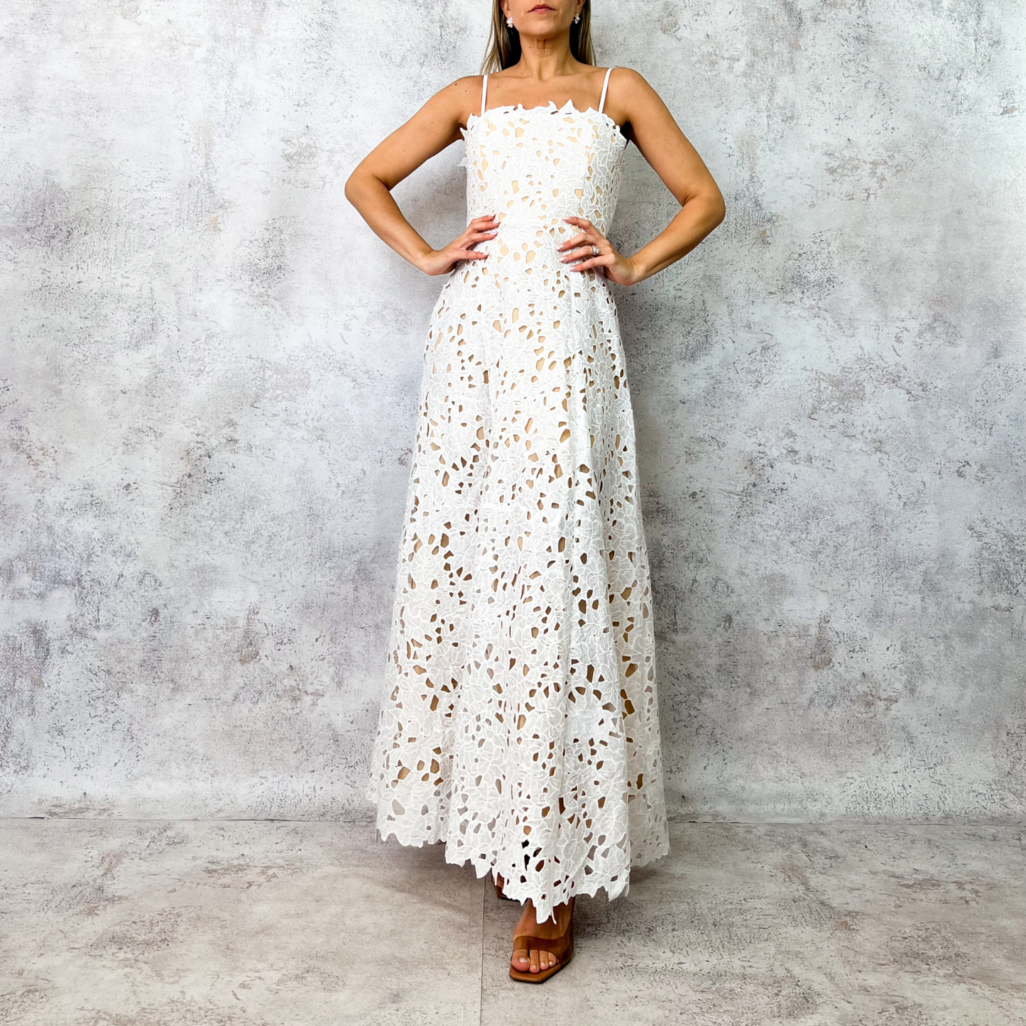 Vestido midi blanco de guipiur floral con tirantes finos.
