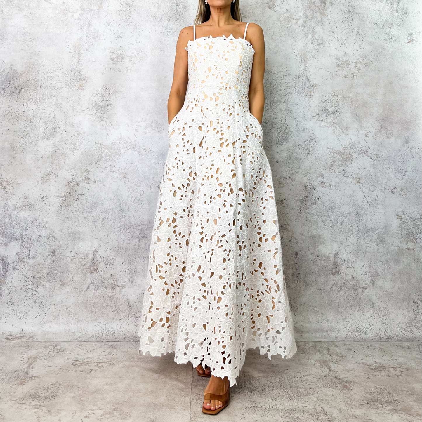 Vestido midi blanco de guipiur floral con tirantes finos.