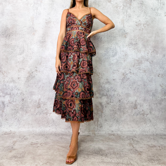 Vestido midi estampado floral con encaje y tirantes finos.