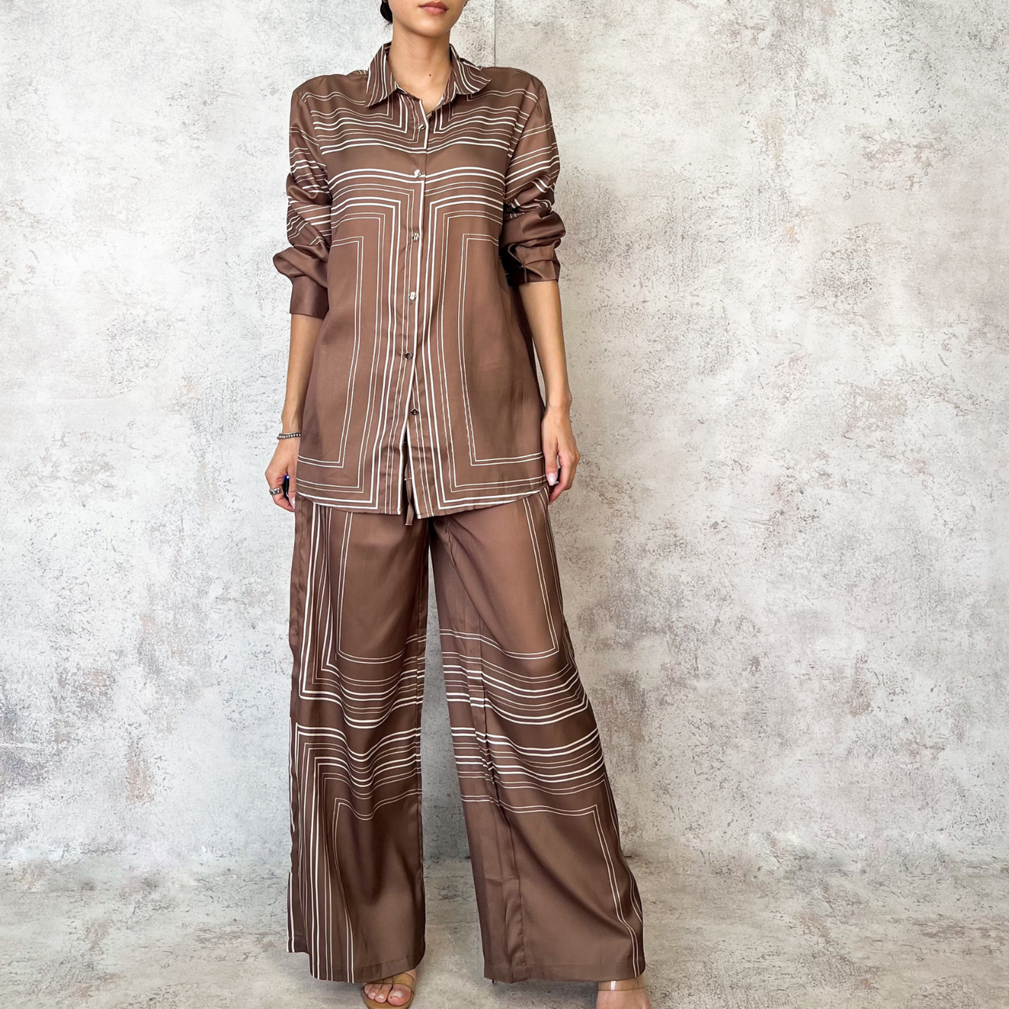 Conjunto cafe con rayas beige