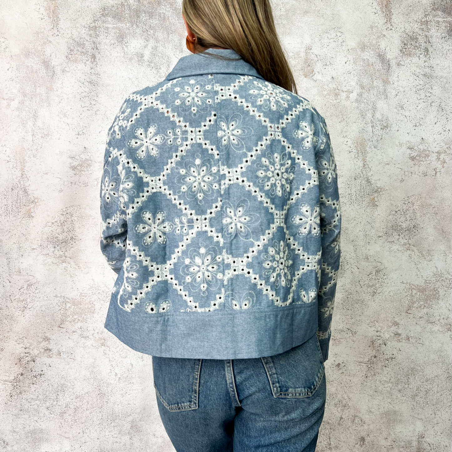 Chaqueta corta denim azul con bordado floral