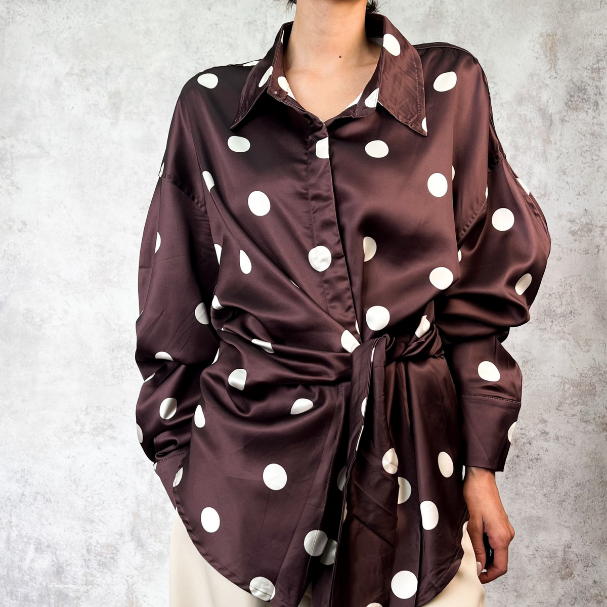 Blusa cafe con puntos beige