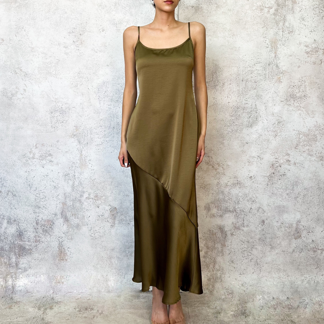 Vestido midi satinado color olivo