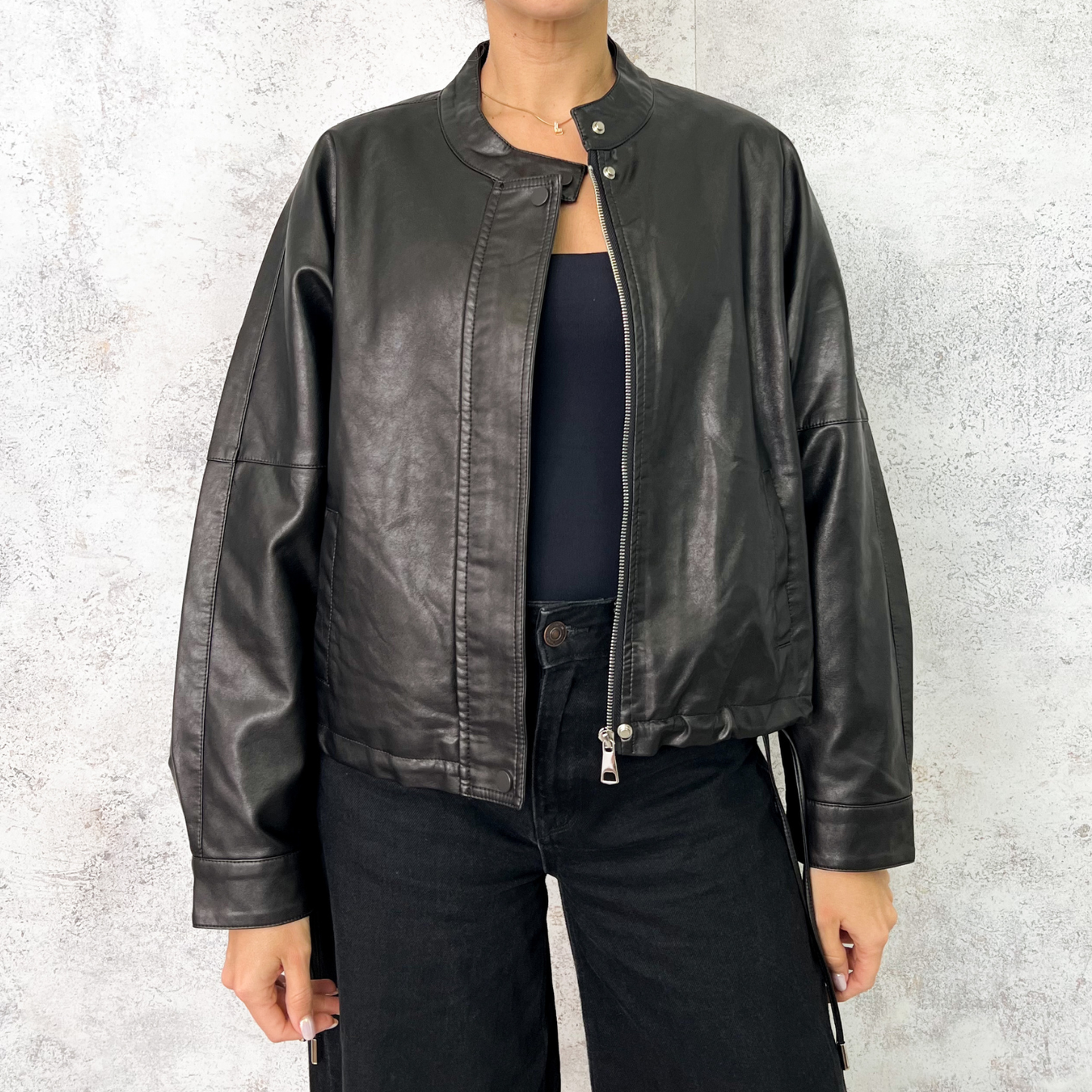 Chamarra efecto piel negra