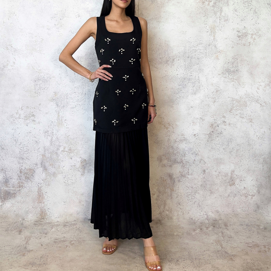 Vestido midi falda plisada aplicación pedrería negro