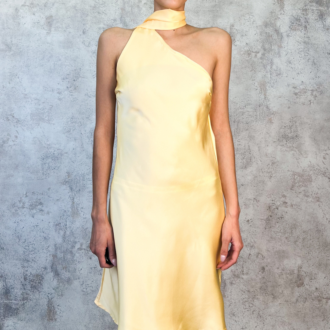 Vestido corto satinado amarillo