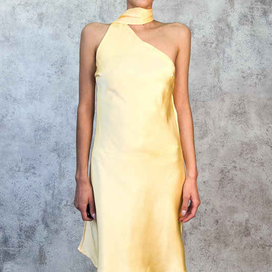 Vestido corto satinado amarillo