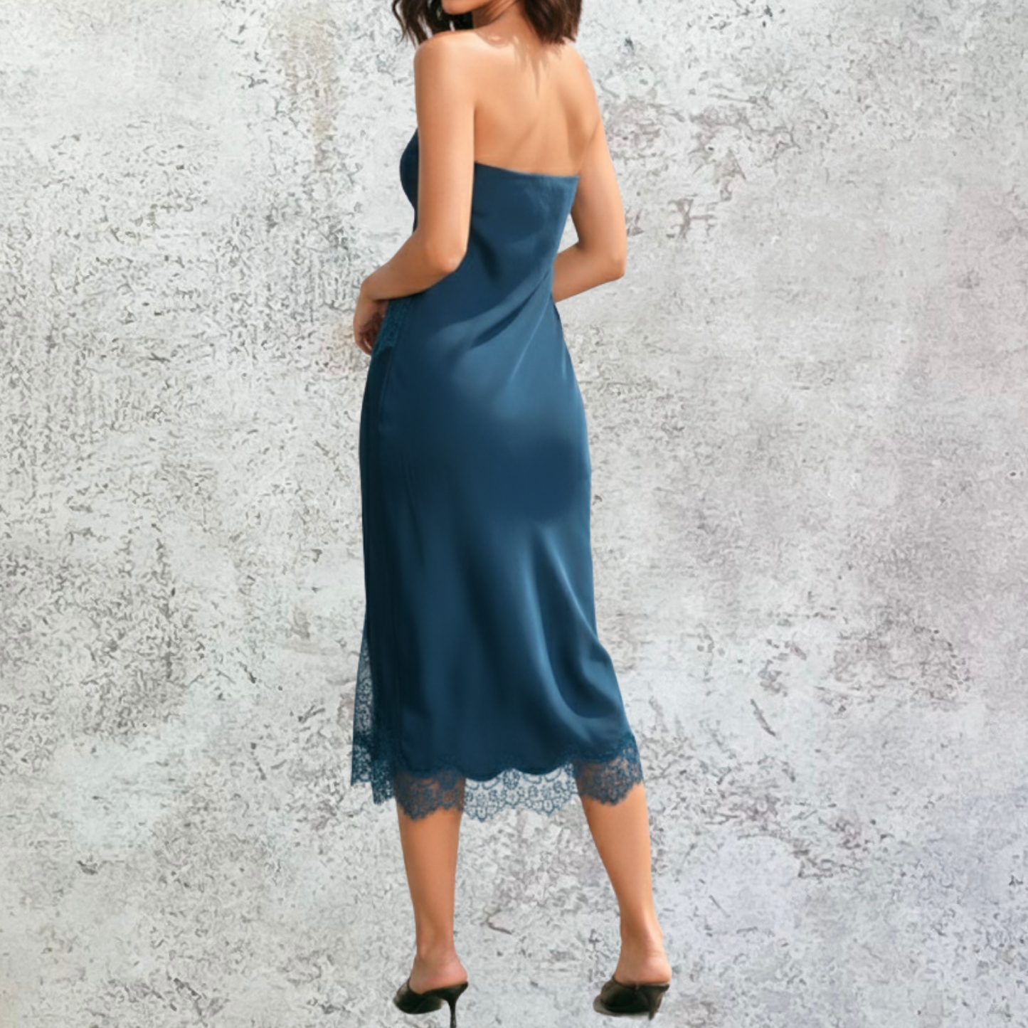 Vestido midi strapless azul con encaje