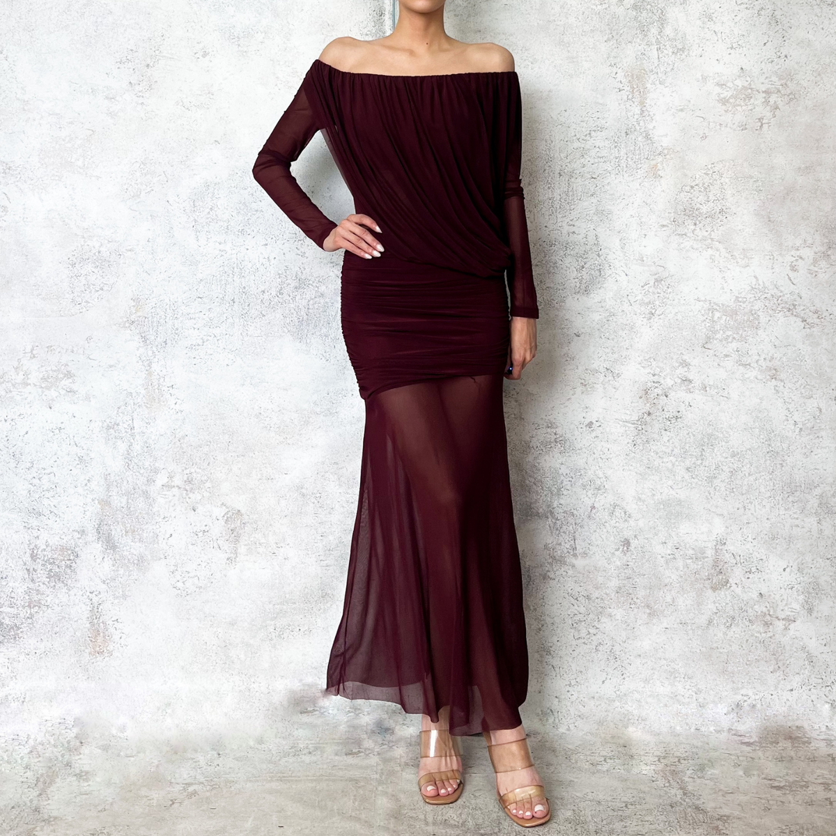 Vestido midi asimetrico de mesh vino