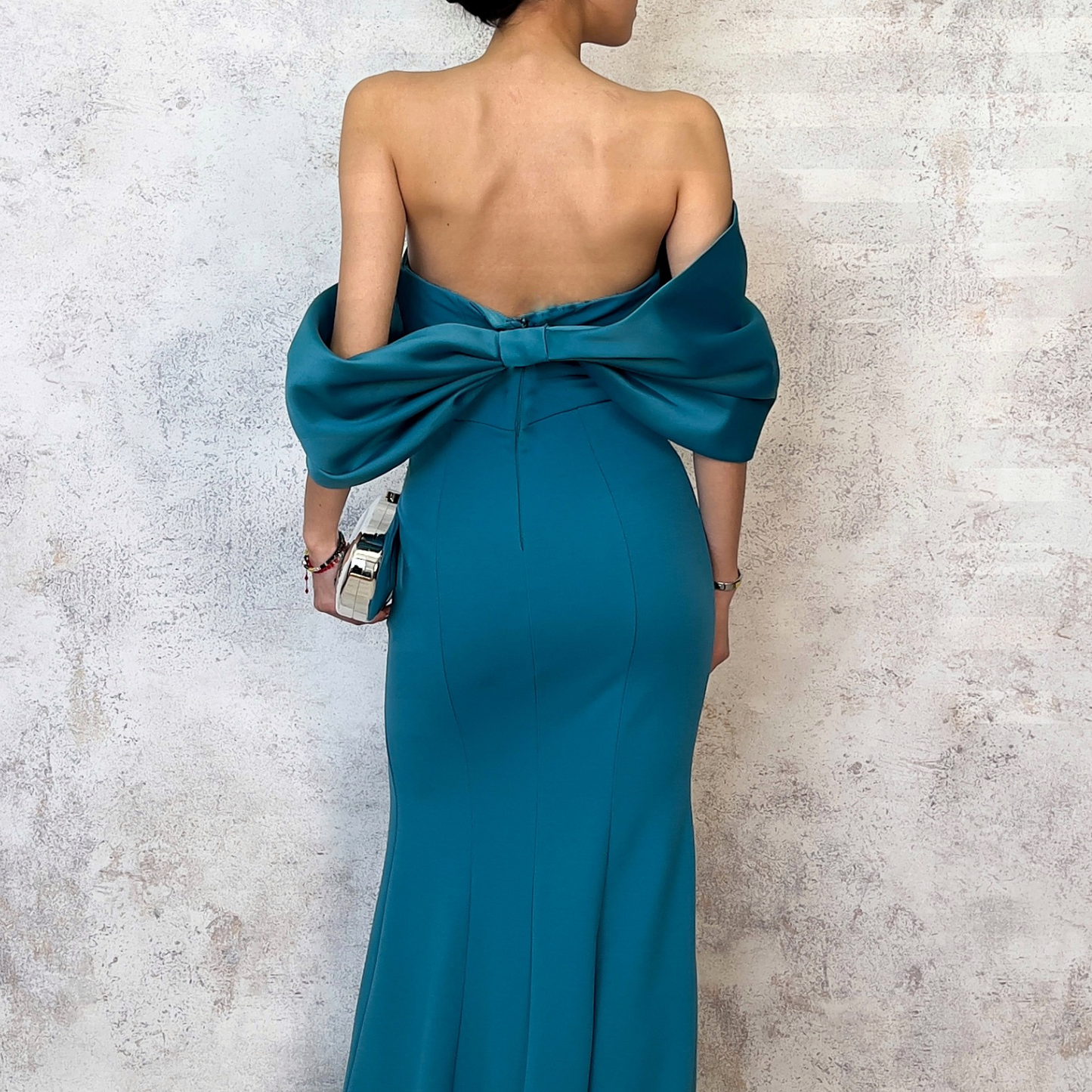 Vestido largo con moño en espalda azul petroleo