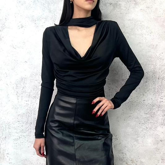 Blusa negra corta efecto choker