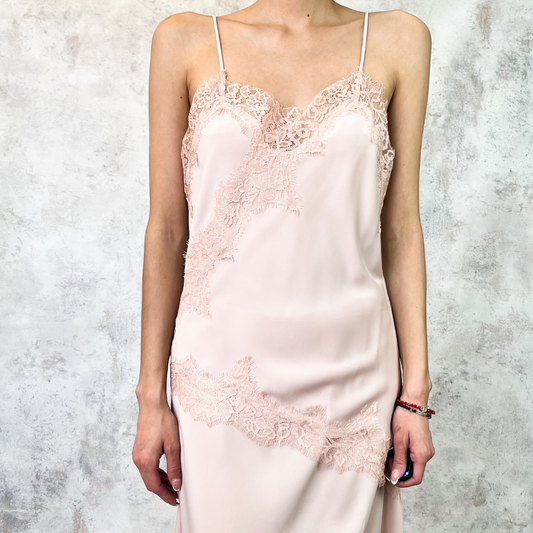 Blusa asimétrica satinada con encaje rosa