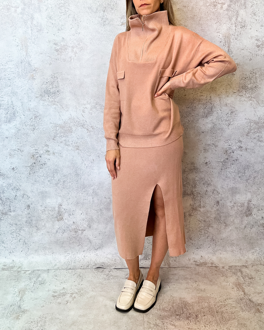 Set tejido cuello alto beige.