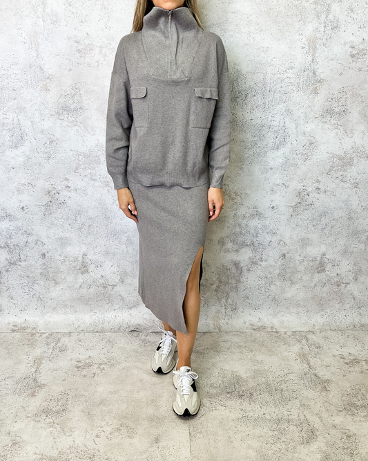Set tejido cuello alto gris.