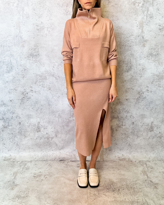 Set tejido cuello alto beige.