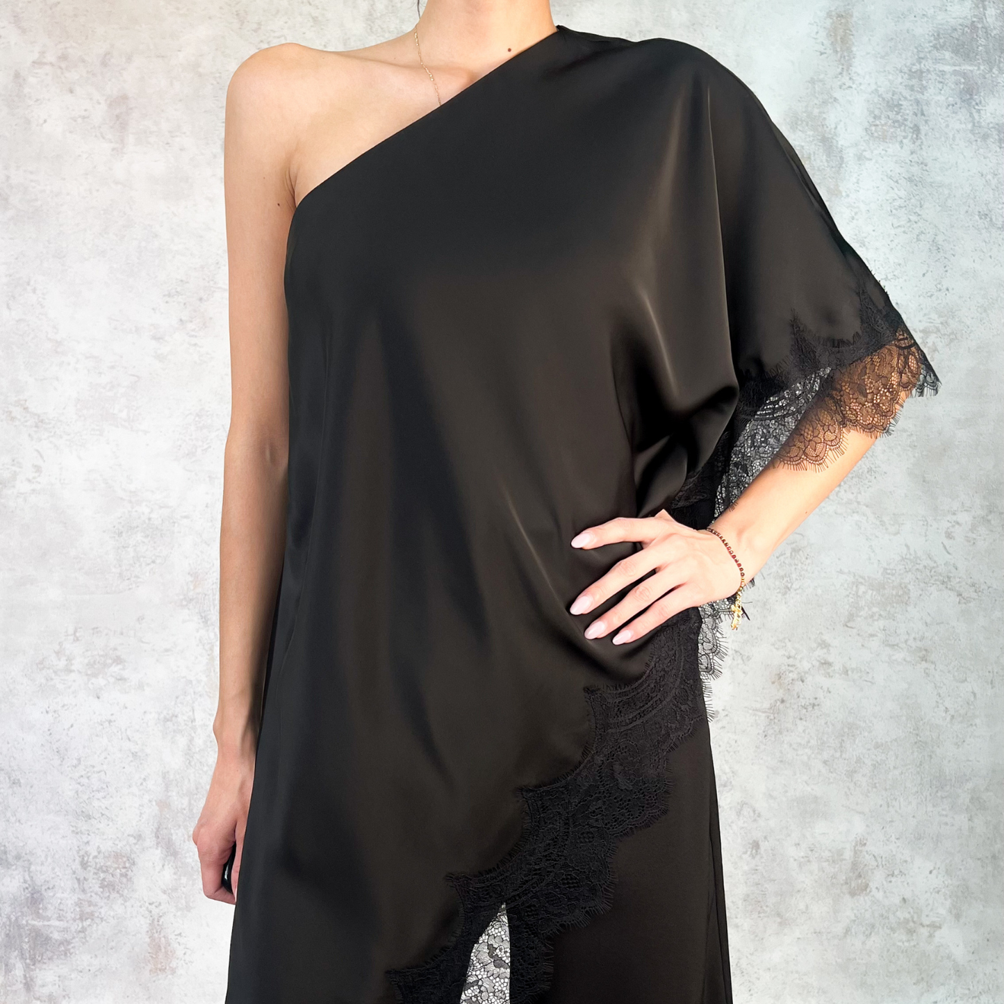 Blusa un hombro aplicacion encaje negra
