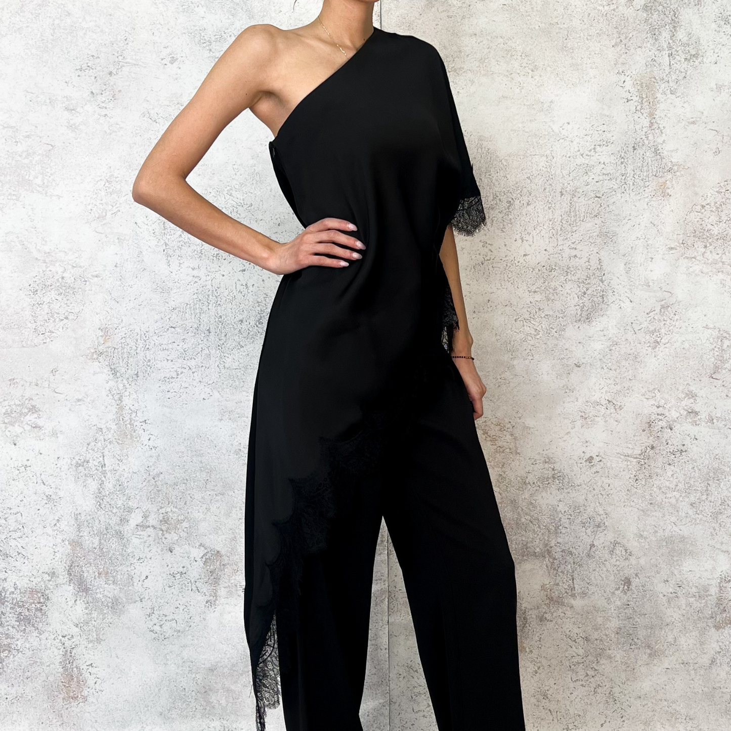 Blusa un hombro aplicacion encaje negra