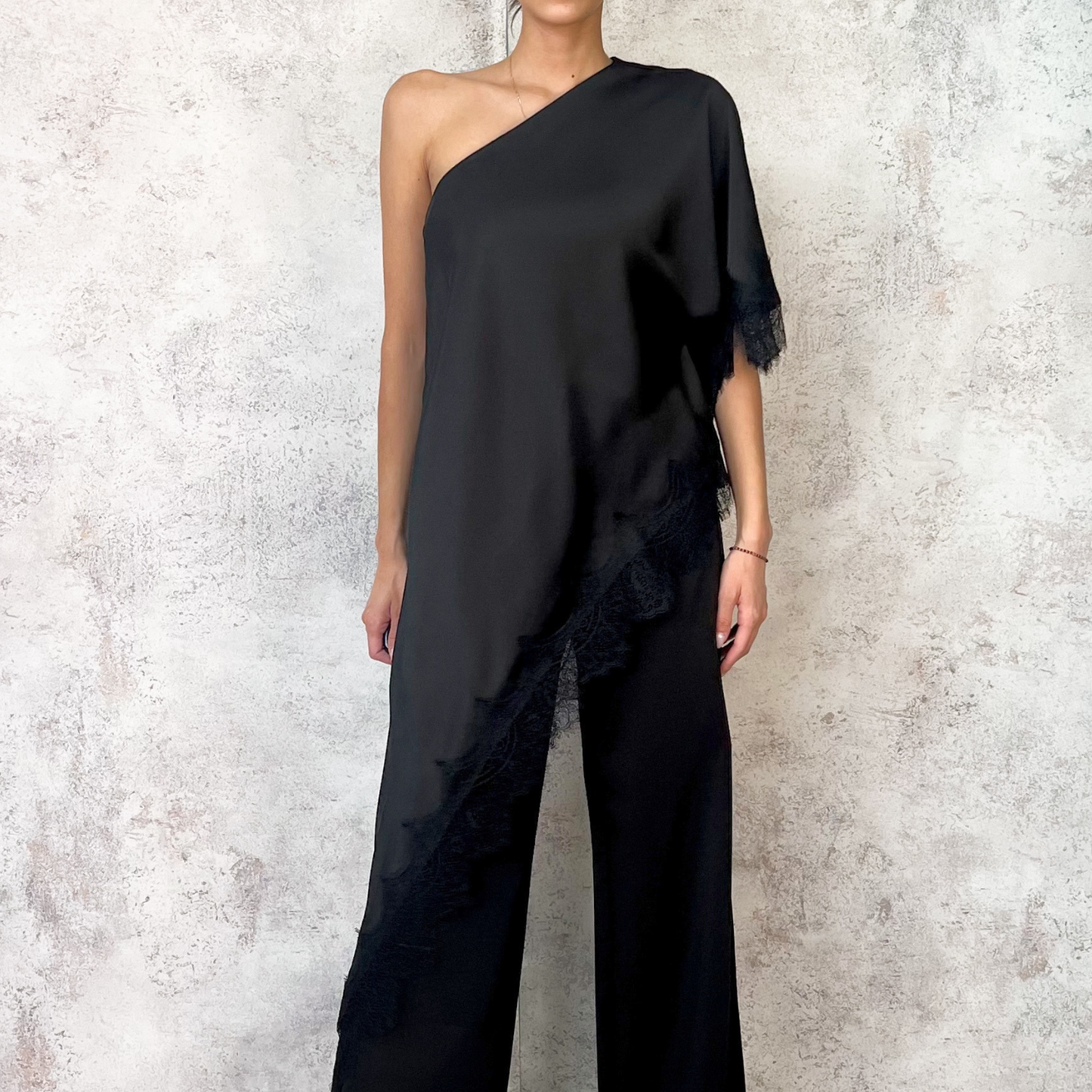 Blusa un hombro aplicacion encaje negra