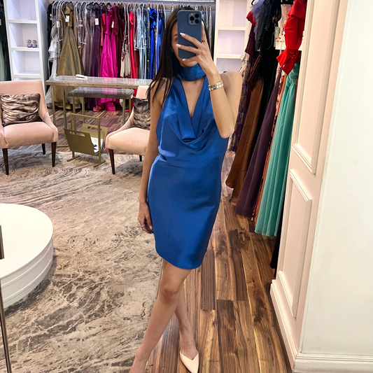 Vestido corto halter azul.