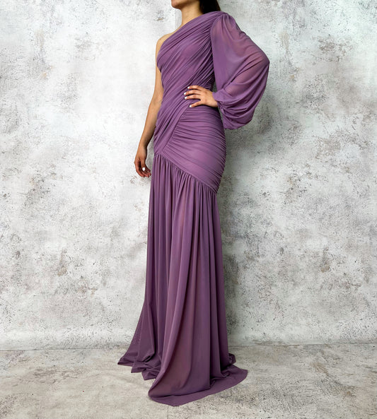 Vestido largo un hombro violeta.