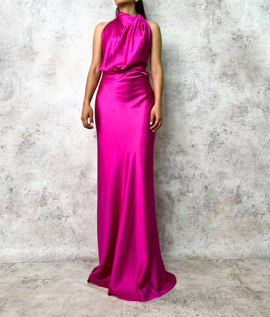 Vestido largo cuello halter magenta.