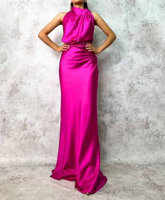 Vestido largo cuello halter magenta.
