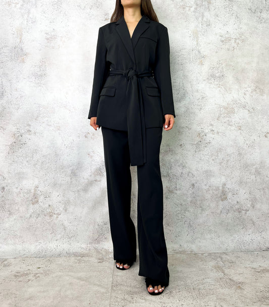 Set blazer y pantalon negro.