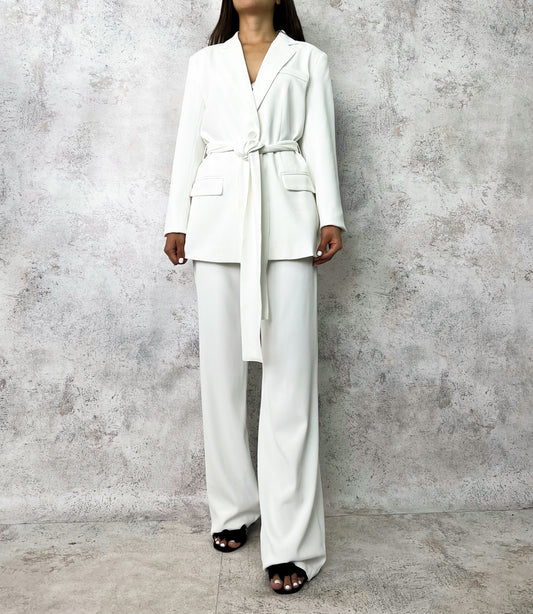 Set blazer y pantalon blanco.