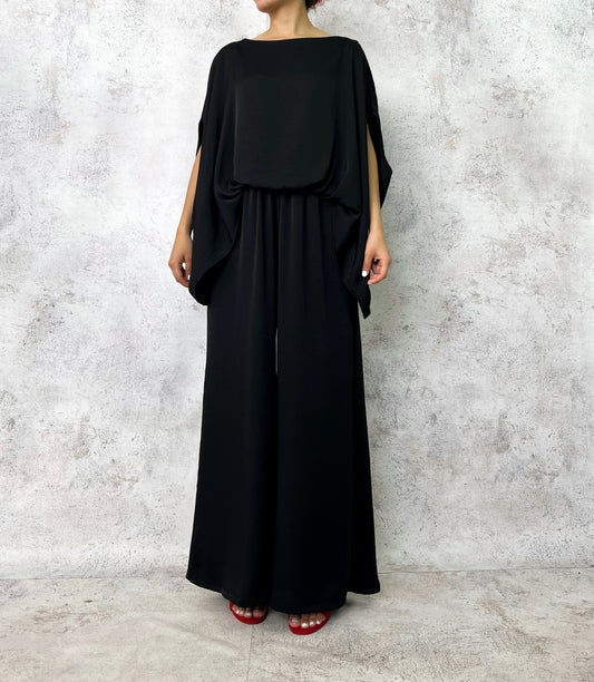 Set blusa cuello barco y pantalon negro.