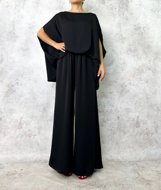 Set blusa cuello barco y pantalon negro.