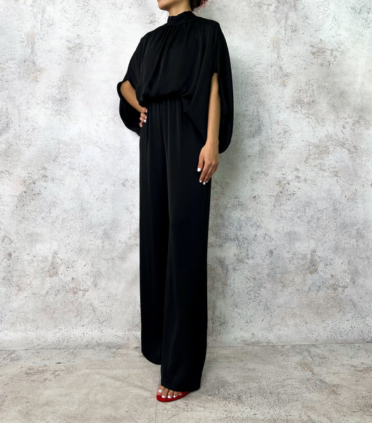 Jumpsuit cuello alto negro.