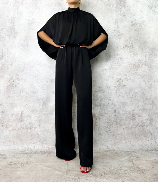 Jumpsuit cuello alto negro.