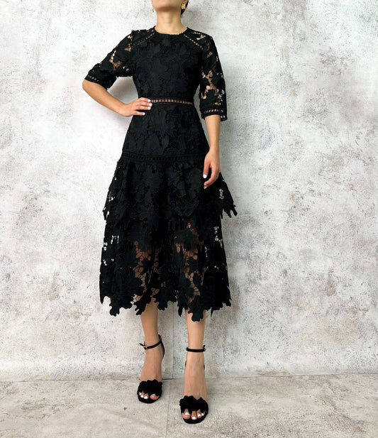 Vestido midi guipiur capas negro.